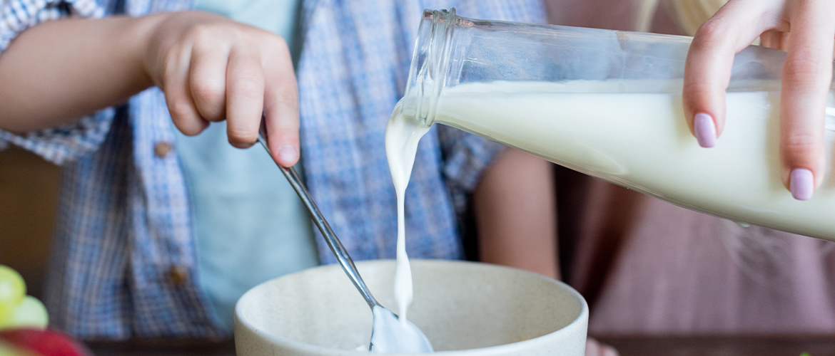 milk pouring