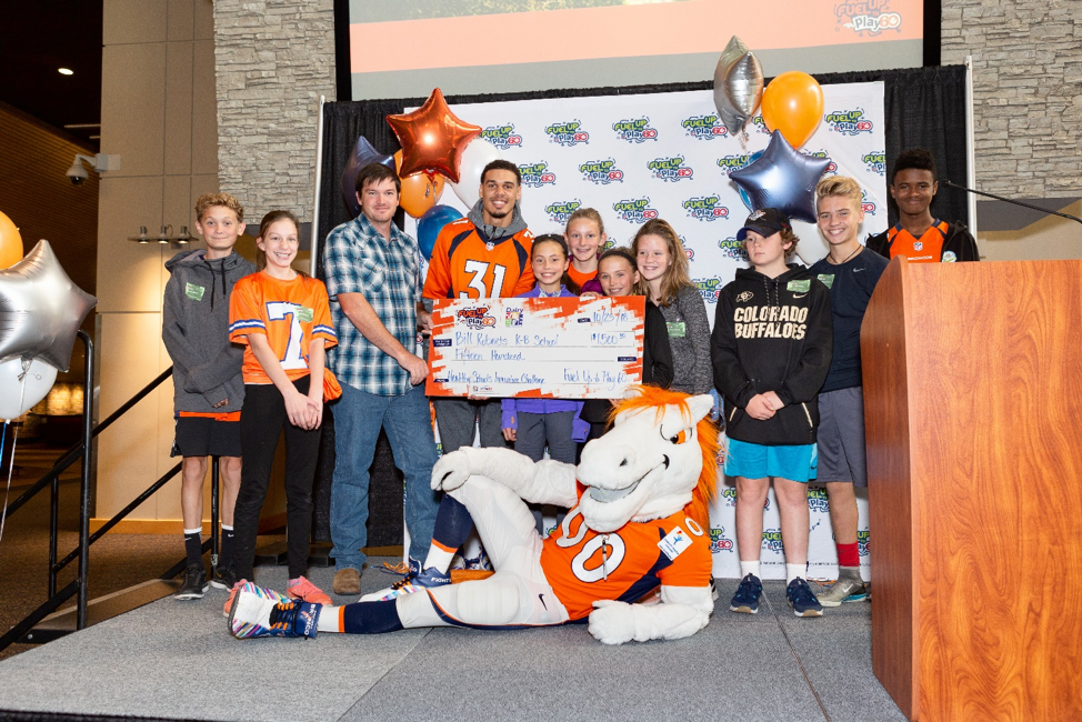 group of students with Miles the mascot