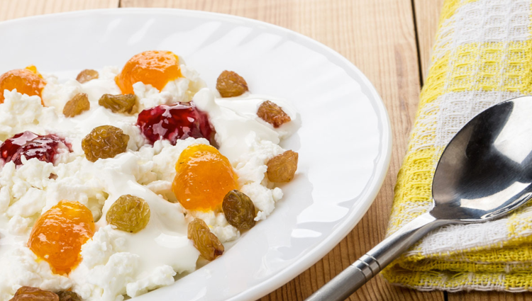 Cottage cheese with dried fruit