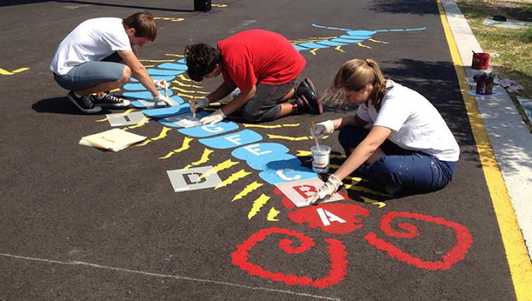 kids painting a stencil
